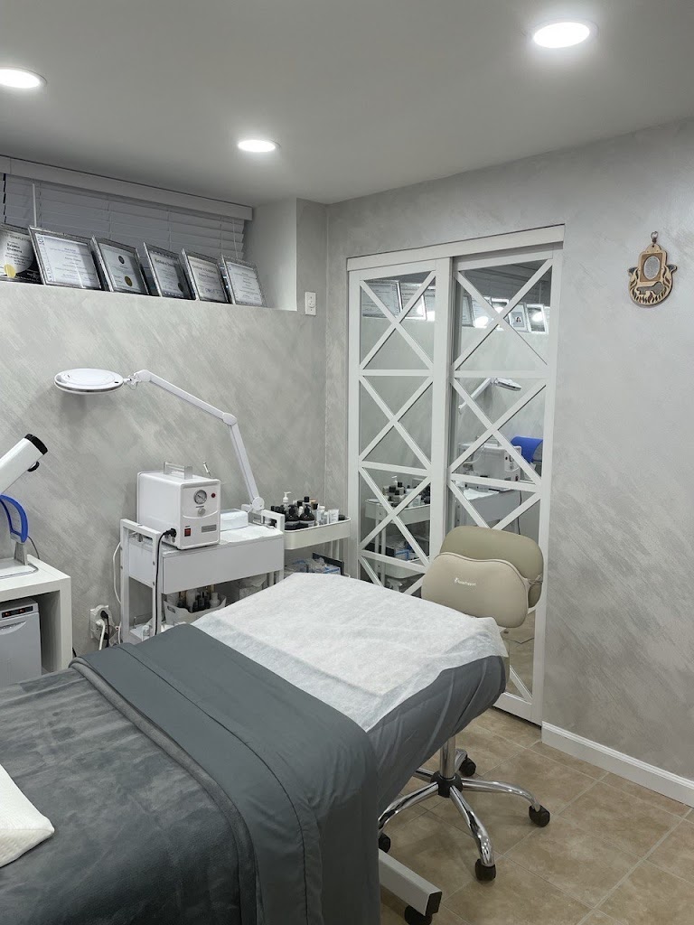 SI Glam Glow Skincare & Esthetics 10309