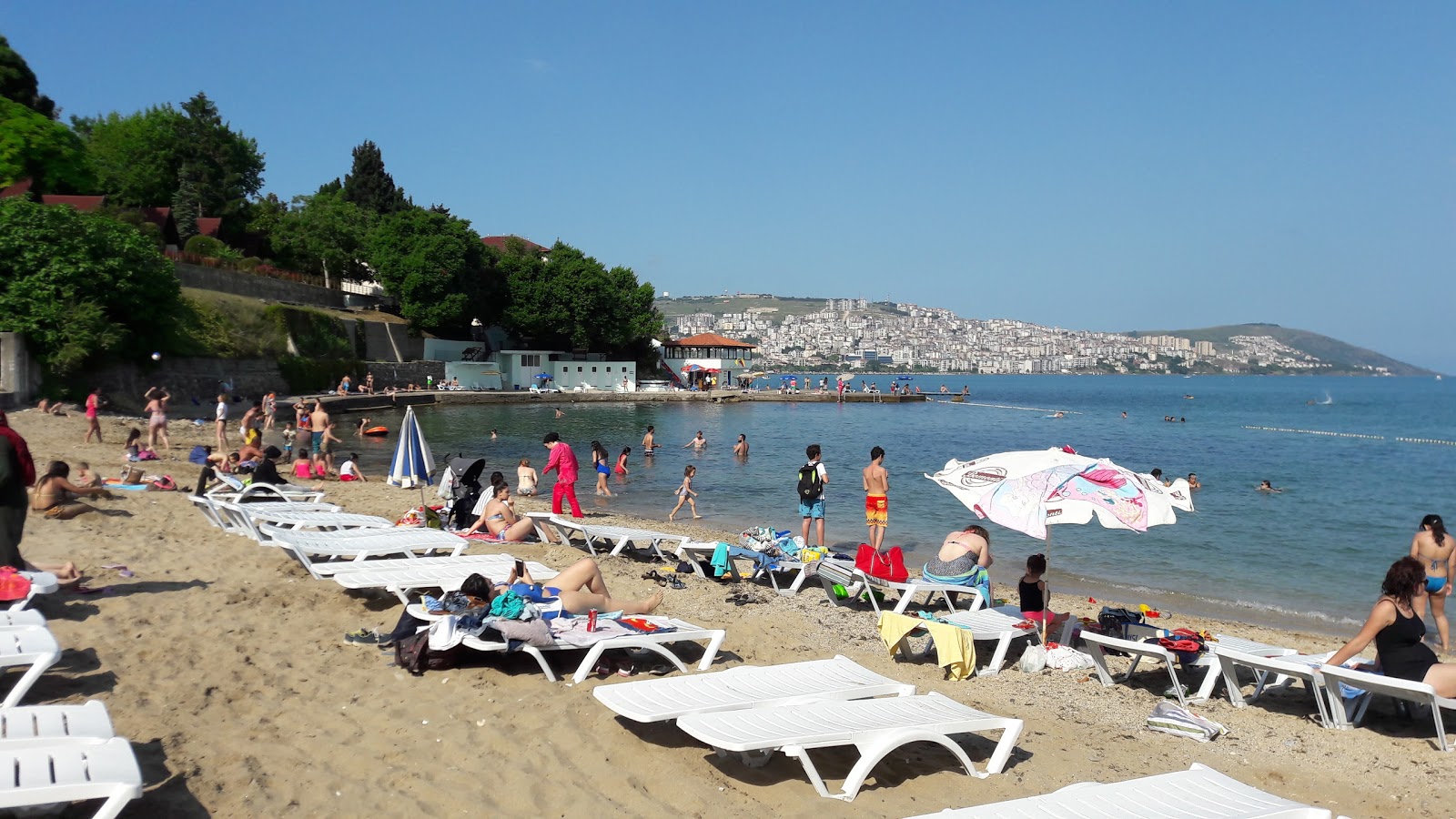 Φωτογραφία του Belediye Plaji με φωτεινή άμμος επιφάνεια
