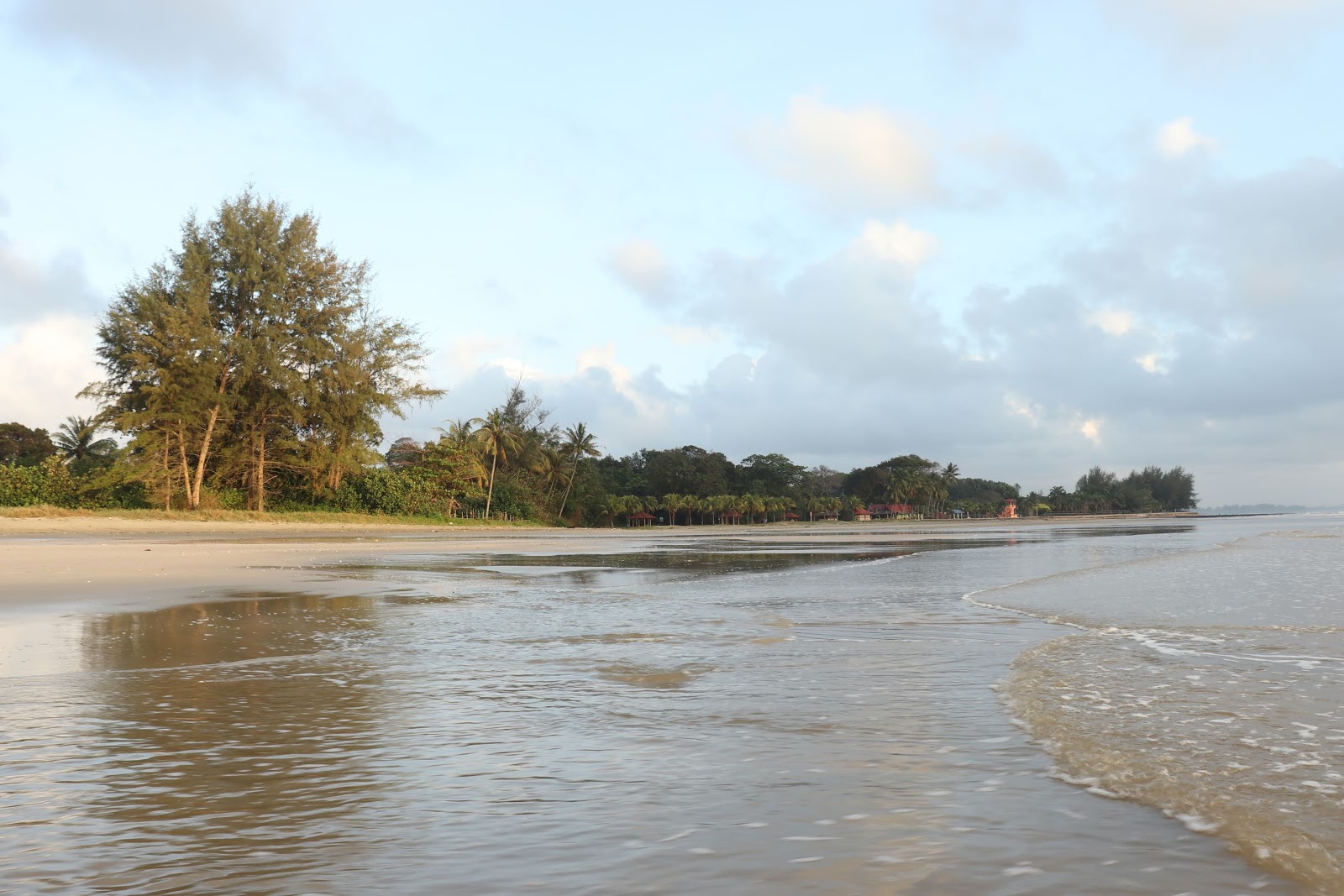 Fotografie cu Beserah Beach - locul popular printre cunoscătorii de relaxare