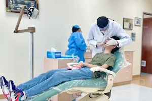 جيرودي لتقويم الأسنان Jeiroudi Orthodontic Center image