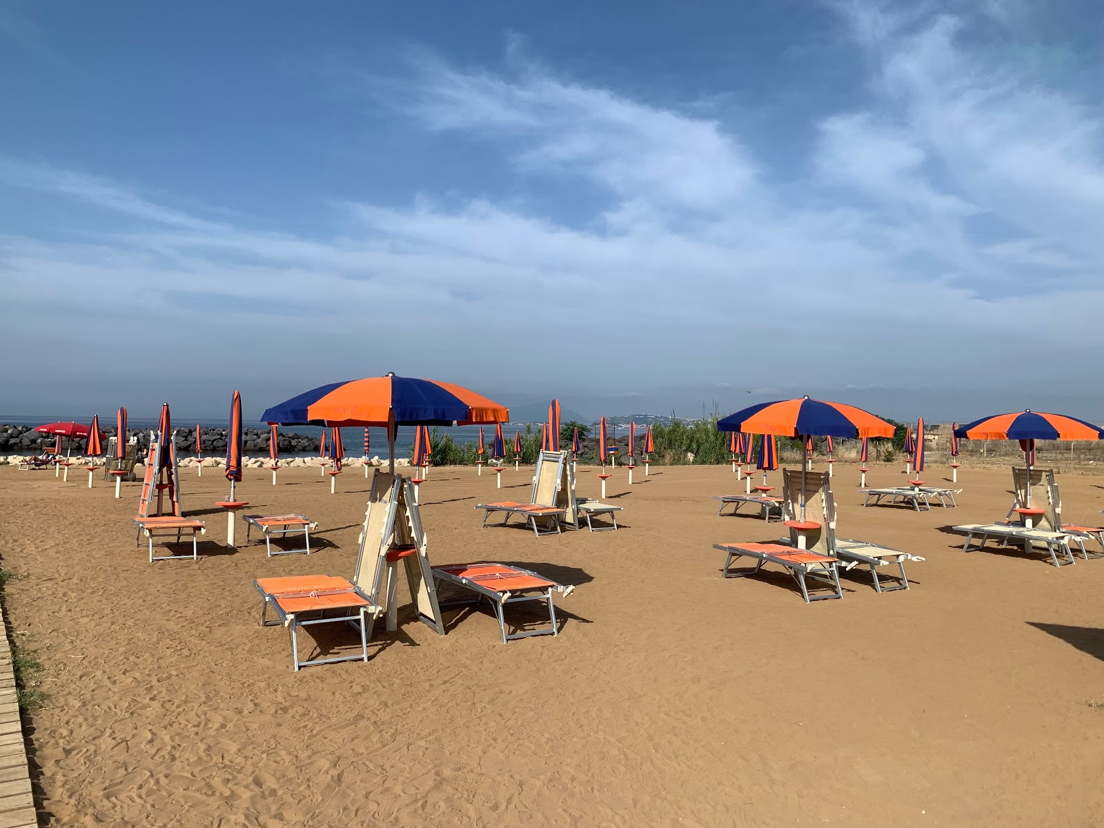 Bagnoli Beach'in fotoğrafı geniş bir kıyı şeridi ile birlikte