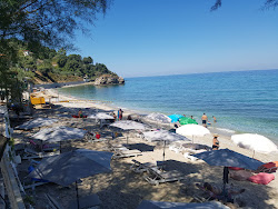 Photo de Kamari beach entouré de montagnes