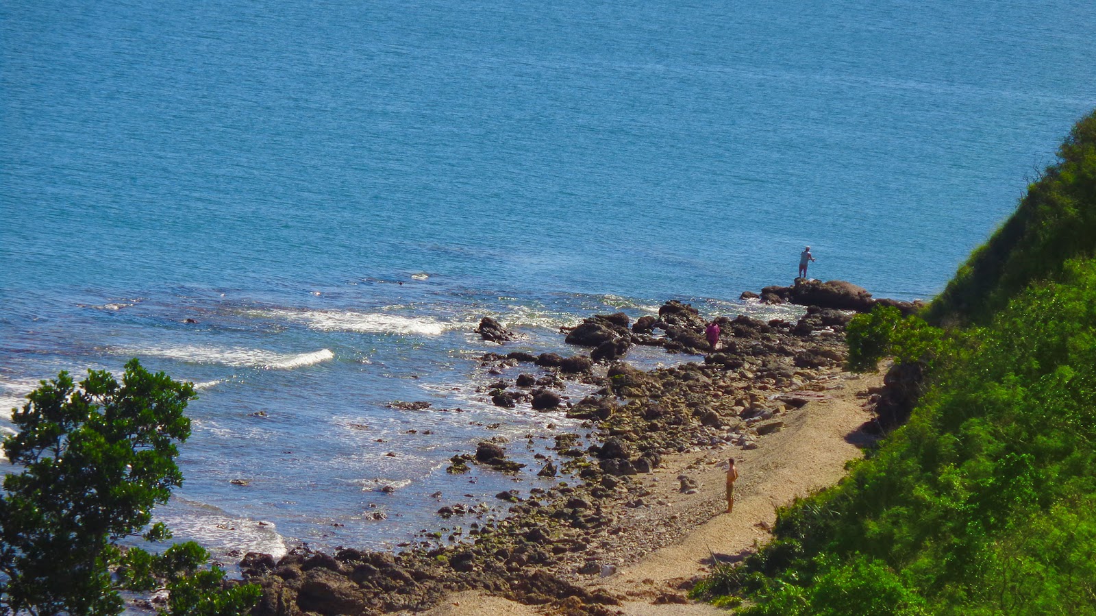 Noumea Nudist Beach的照片 带有明亮的沙子和岩石表面