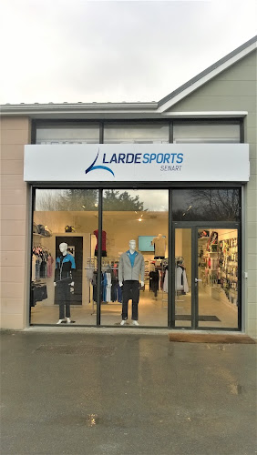 Larde Sports Sénart (parking clientèle côté avenue) à Saint-Pierre-du-Perray