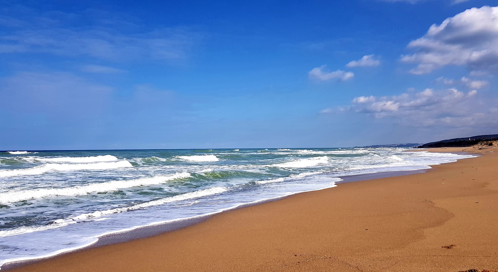 Foto av Alacali Plaji med lång rak strand