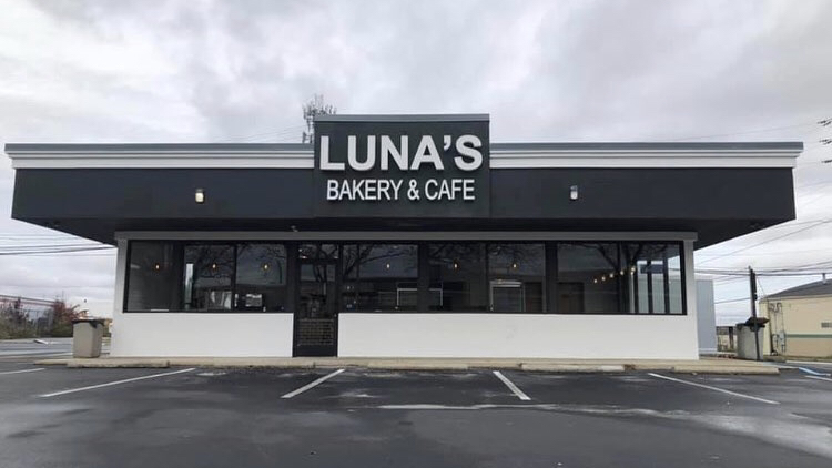 Lunas Bakery & Caf