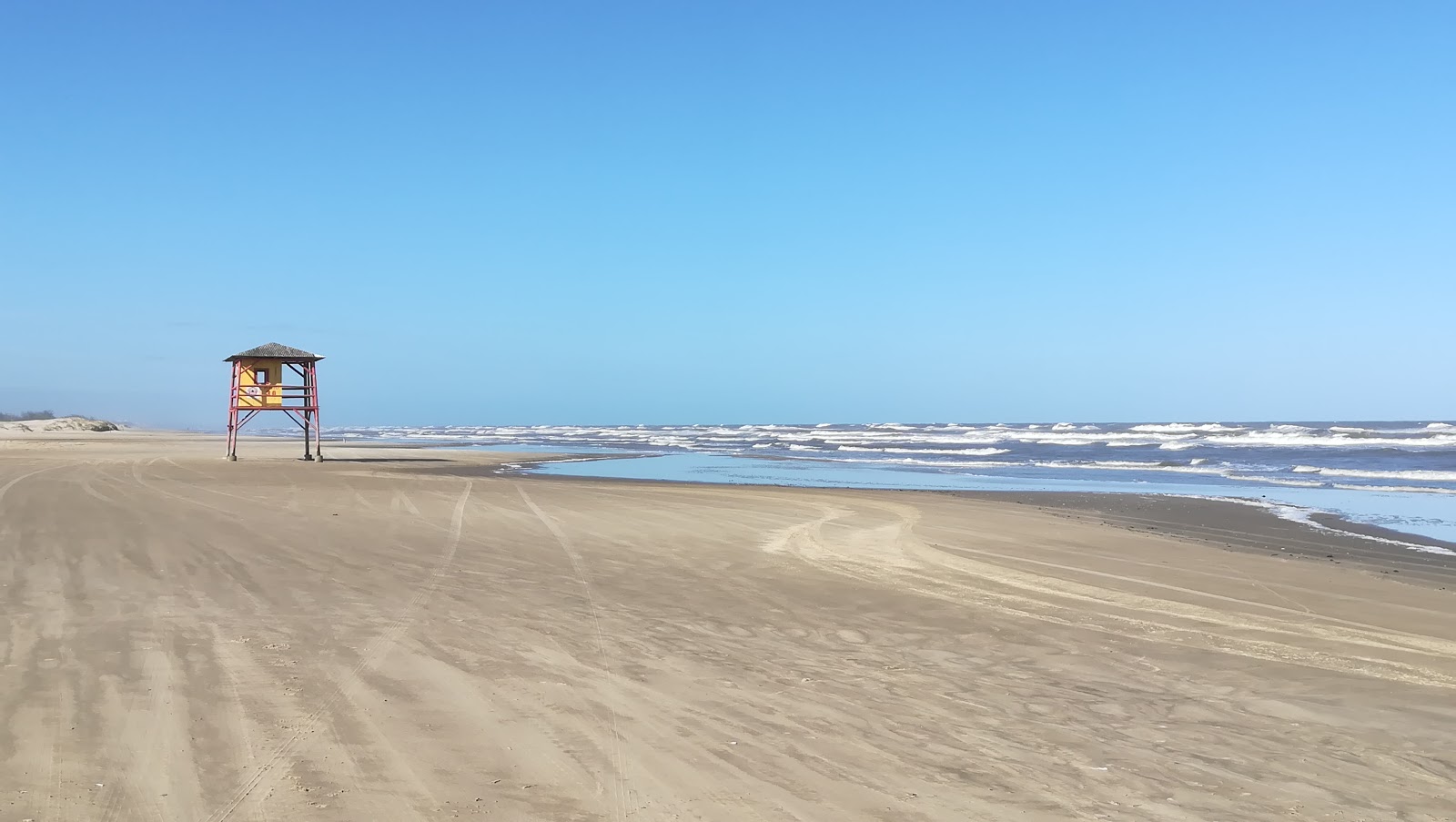 Photo de Praia da Cacamba avec l'eau turquoise de surface