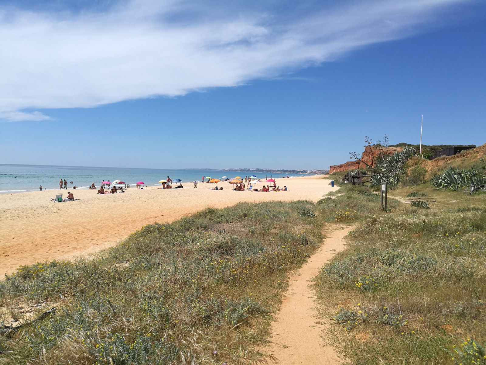 Foto van Praia da falesia met recht en lang