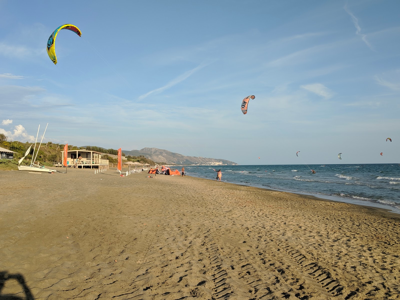 Φωτογραφία του Fondi Beach - συνιστάται για οικογένειες που ταξιδεύουν με παιδιά