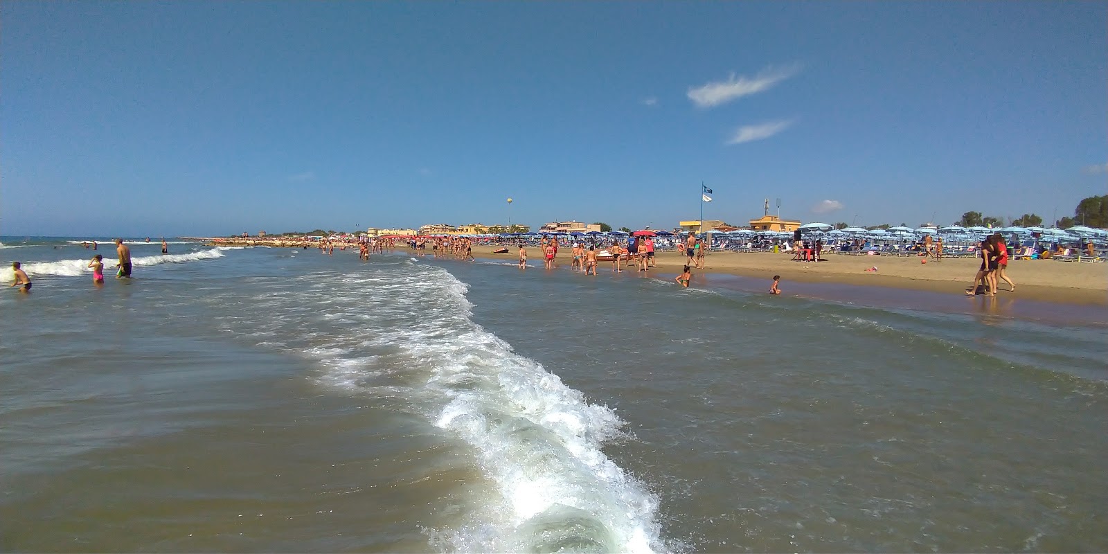 Valokuva Spiaggia Attrezzataista. pinnalla sininen vesi:n kanssa