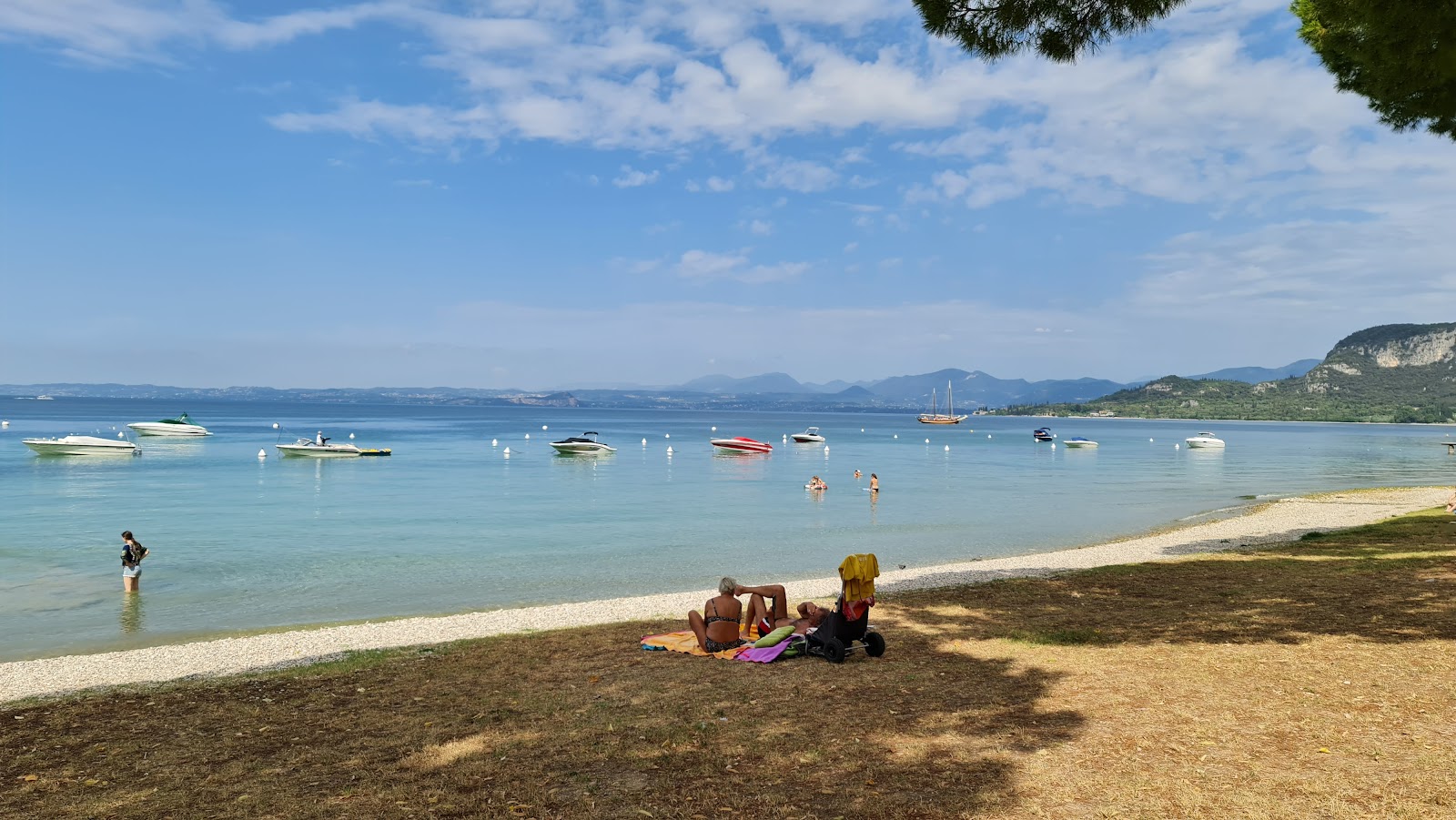 Spiaggia La Rocca'in fotoğrafı uçurumlarla desteklenmiş