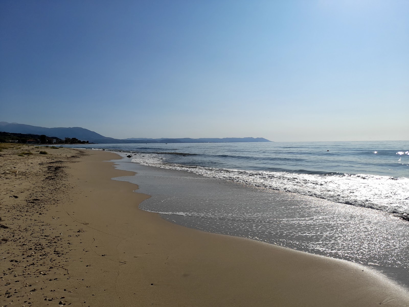 Foto di Paralia Neon Kerdilion con una superficie del acqua turchese