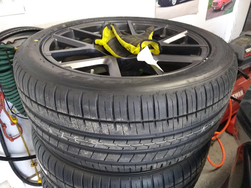 Tire Shop «Discount Tire Store - Auburn Hills, MI», reviews and photos, 200 Brown Rd, Auburn Hills, MI 48326, USA
