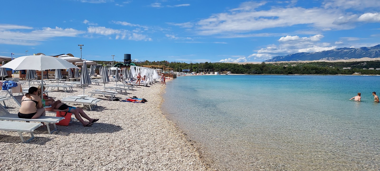 Φωτογραφία του Zrce beach με ψιλά βότσαλα επιφάνεια