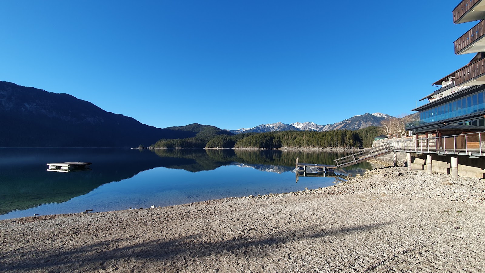 Eibsee Beach的照片 带有米色沙子与岩石表面