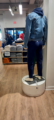 Clothing Store «Gap Outlet», reviews and photos, 37-32 82nd St, Jackson Heights, NY 11372, USA