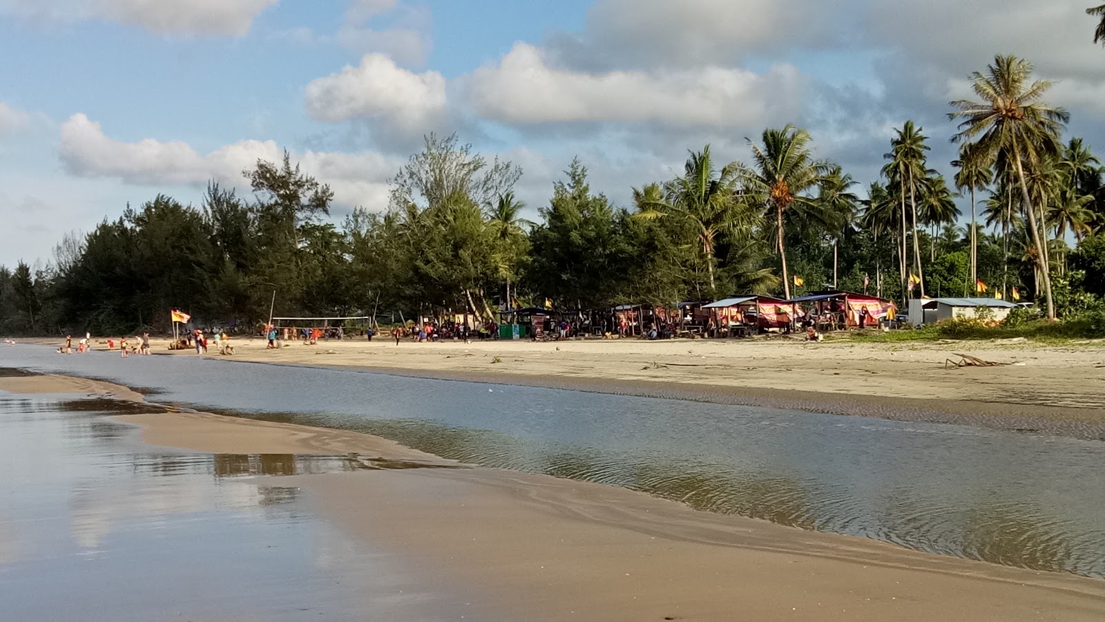 Photo of Pugu Lundu Beach with partly clean level of cleanliness