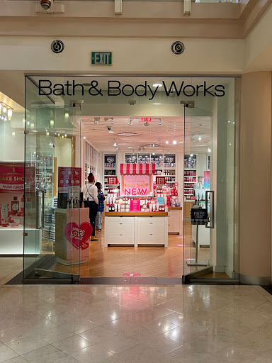 Beauty Supply Store «Bath & Body Works», reviews and photos, 200 E Pratt St, Baltimore, MD 21202, USA
