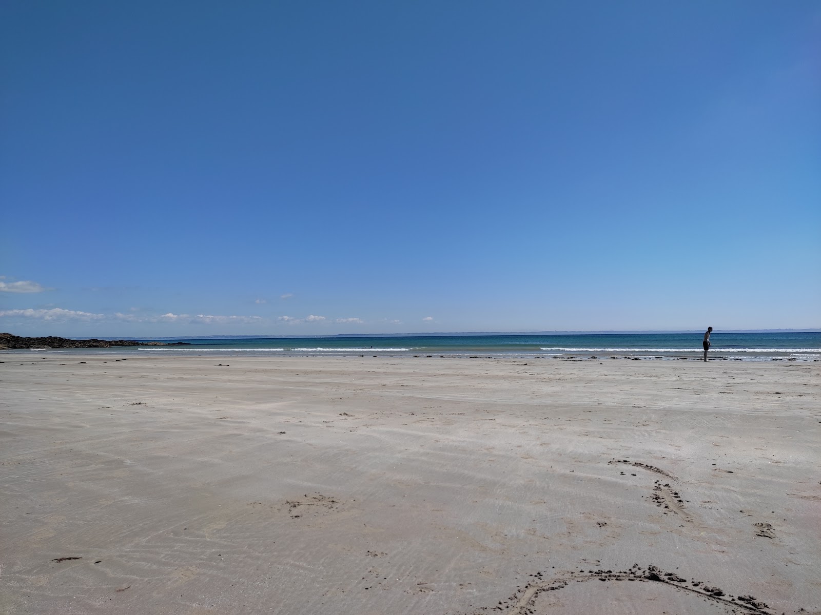 Fotografie cu Plage de la Source cu o suprafață de apă pură albastră