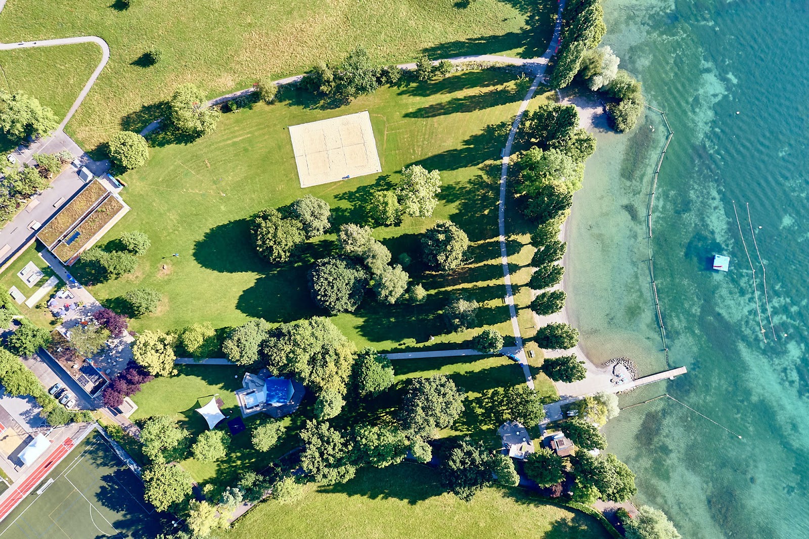 Φωτογραφία του Strandbad Tribschen Lucerne με επίπεδο καθαριότητας πολύ καθαρό