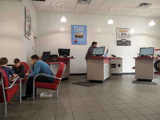 Tire Shop «Discount Tire Store - Plymouth, MN», reviews and photos, 1655 Annapolis Ln N, Plymouth, MN 55441, USA