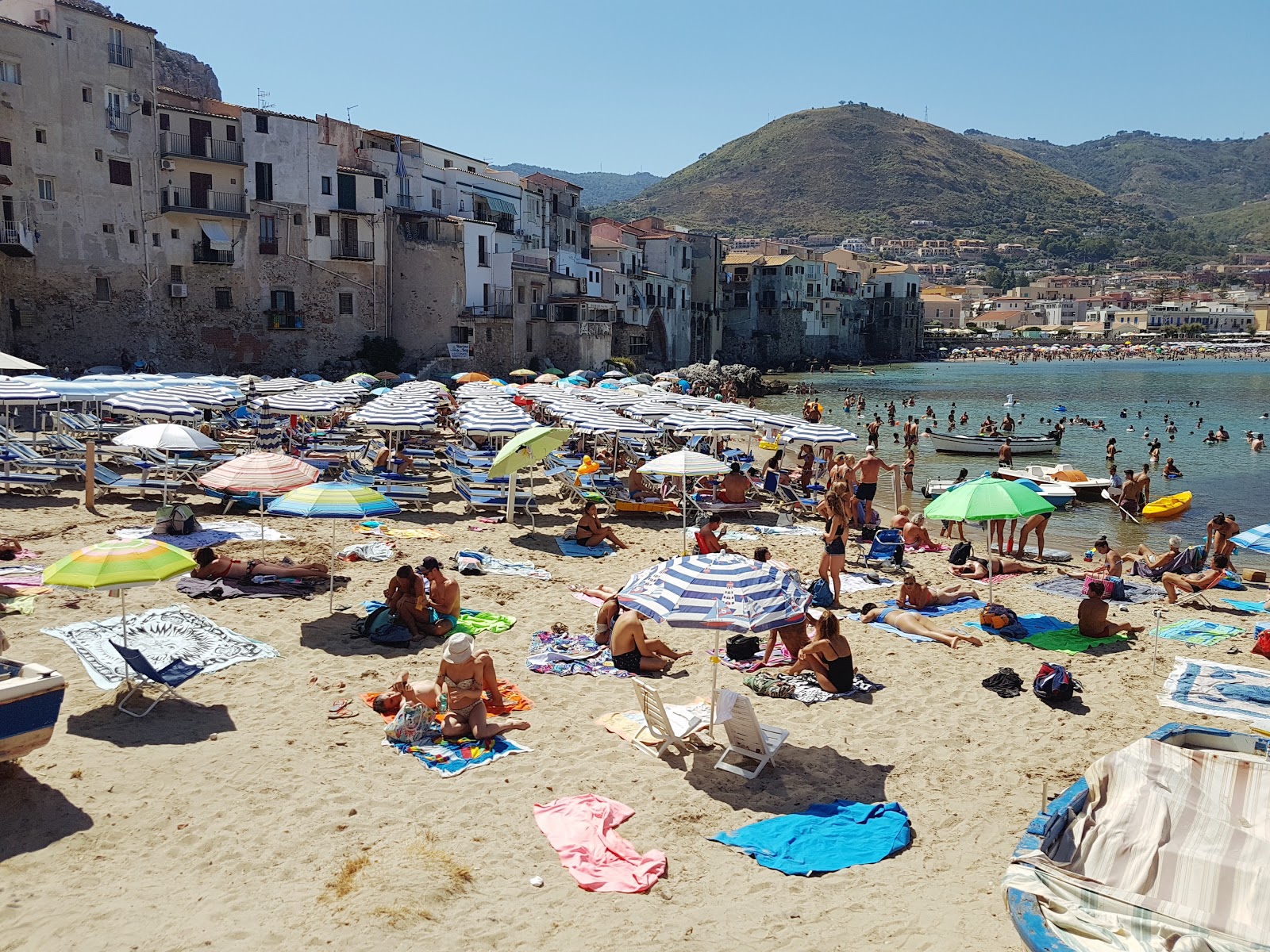 Zdjęcie Cefalu beach II z powierzchnią turkusowa czysta woda