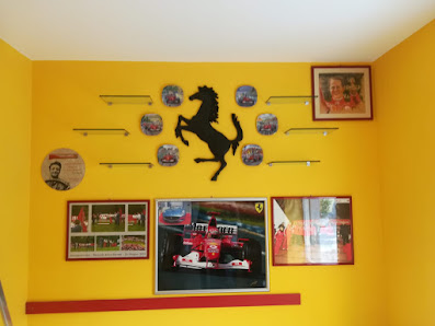 Scuderia Ferrari Club Caprino Bergamasco Piazza Vittorio Veneto, 2, 24030 Caprino Bergamasco BG, Italia