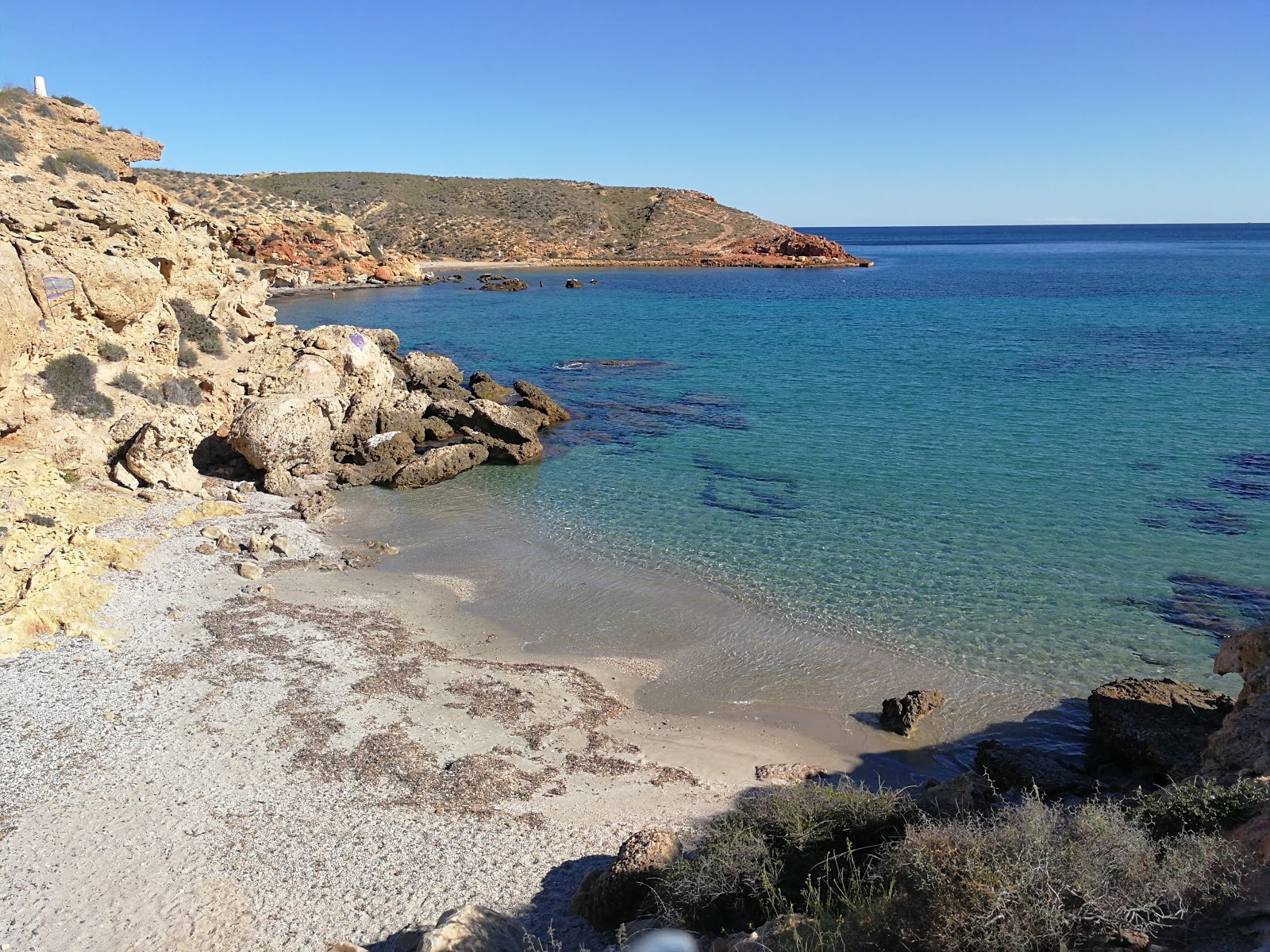 Cala Desnuda'in fotoğrafı küçük koy ile birlikte