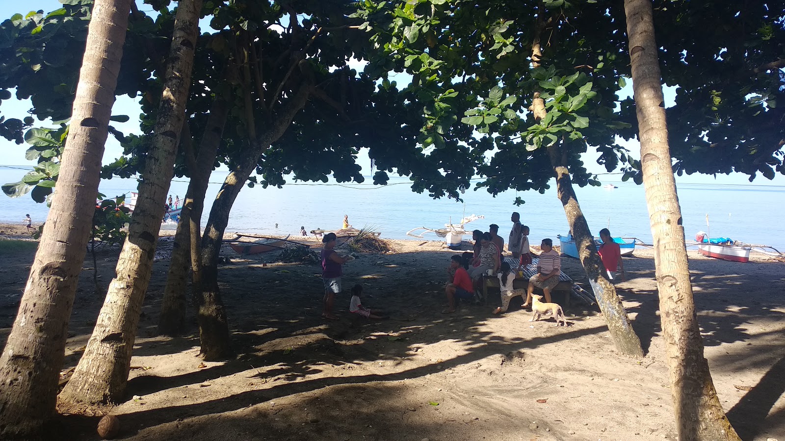Foto van Barangay Bonawon Beach met grijs zand oppervlakte