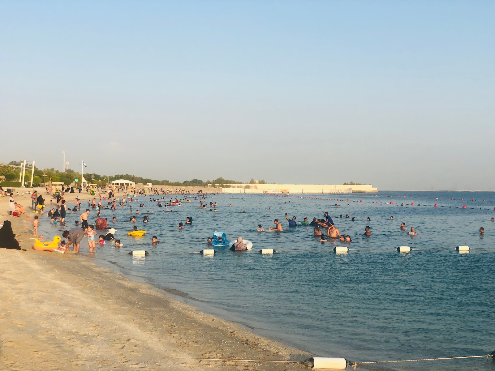 Al Bateen beach'in fotoğrafı turkuaz saf su yüzey ile