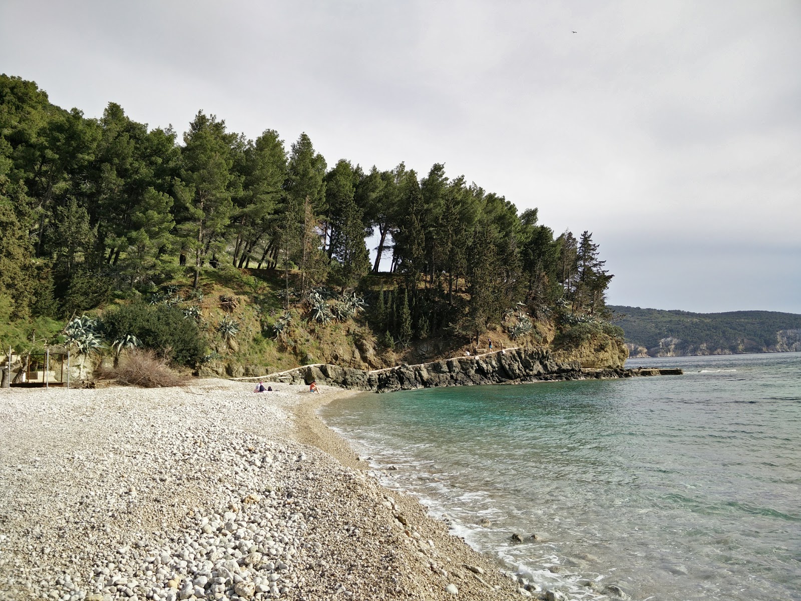 Foto af Kamenica beach bakket op af klipperne