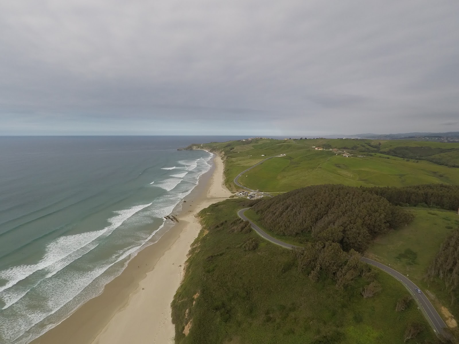 Zdjęcie Playa de Gerra otoczony górami