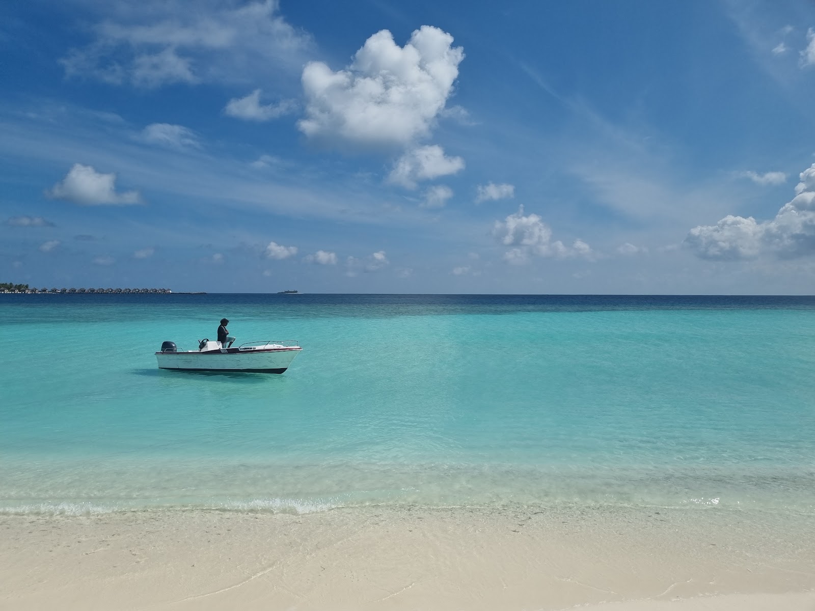 Foto von Kihaadhoo Beach mit sehr sauber Sauberkeitsgrad