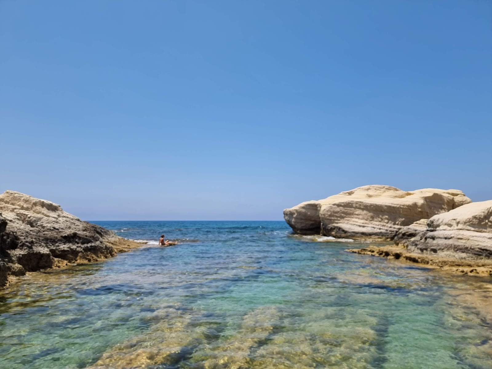Fotografie cu Ektoras Beach înconjurat de munți