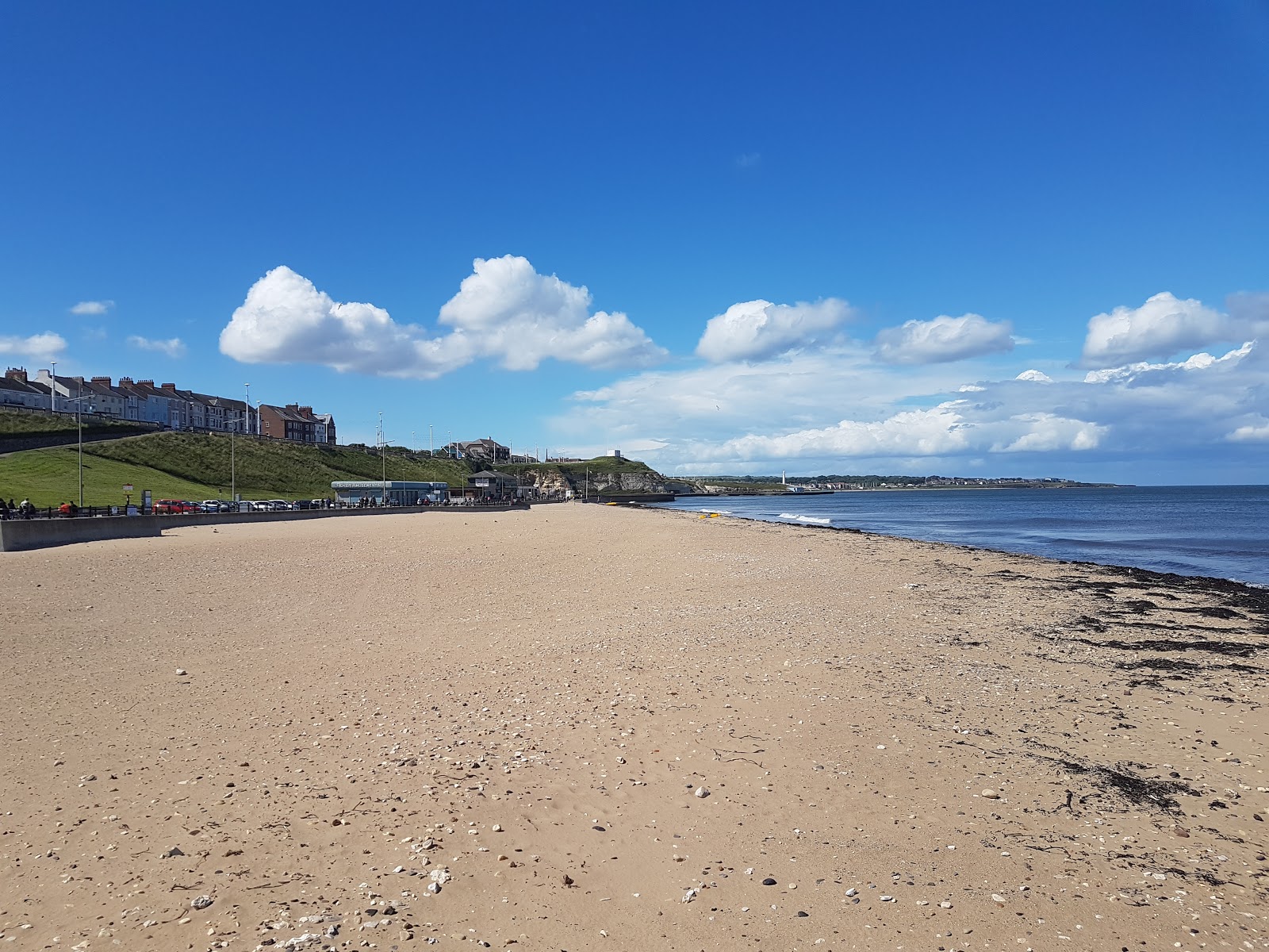 Foto van Roker Beach met zand met kiezelstenen oppervlakte