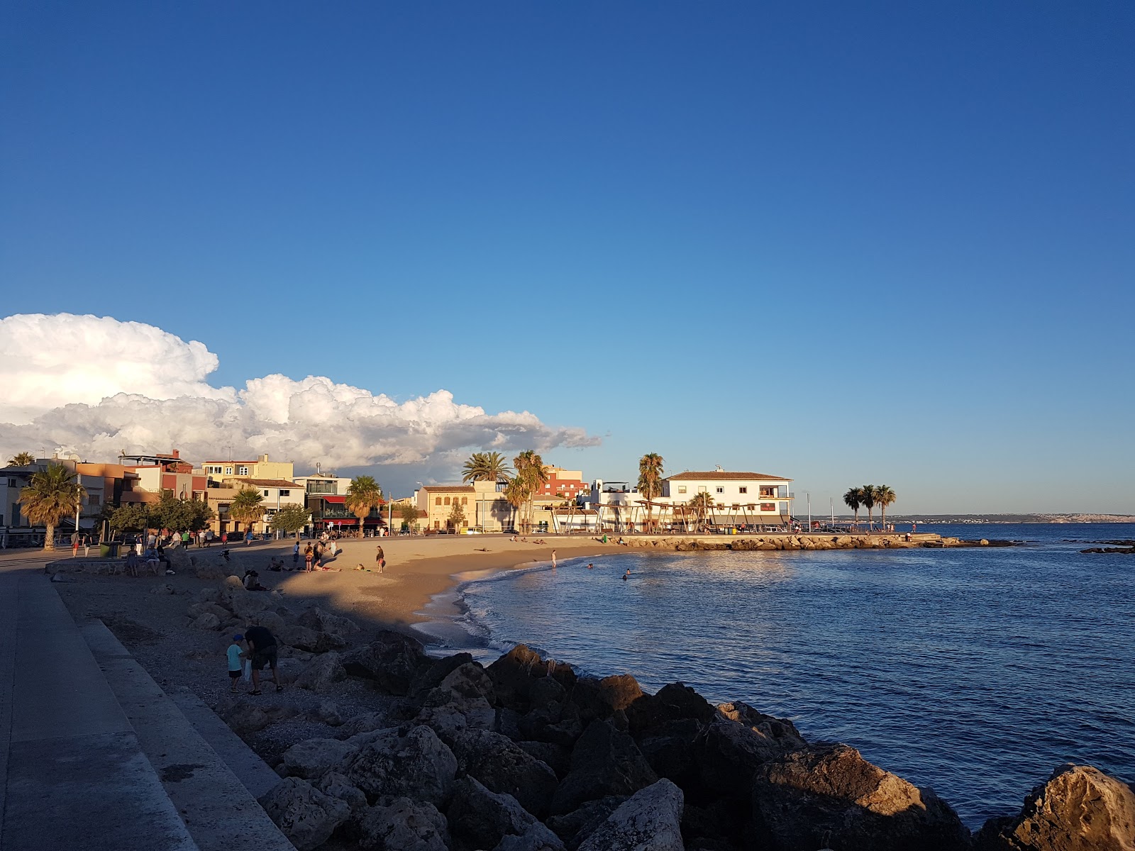 Foto de El Molinar beach con agua azul-verde superficie