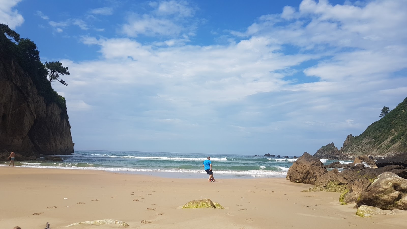 Foto de Playa Veneiro com alto nível de limpeza