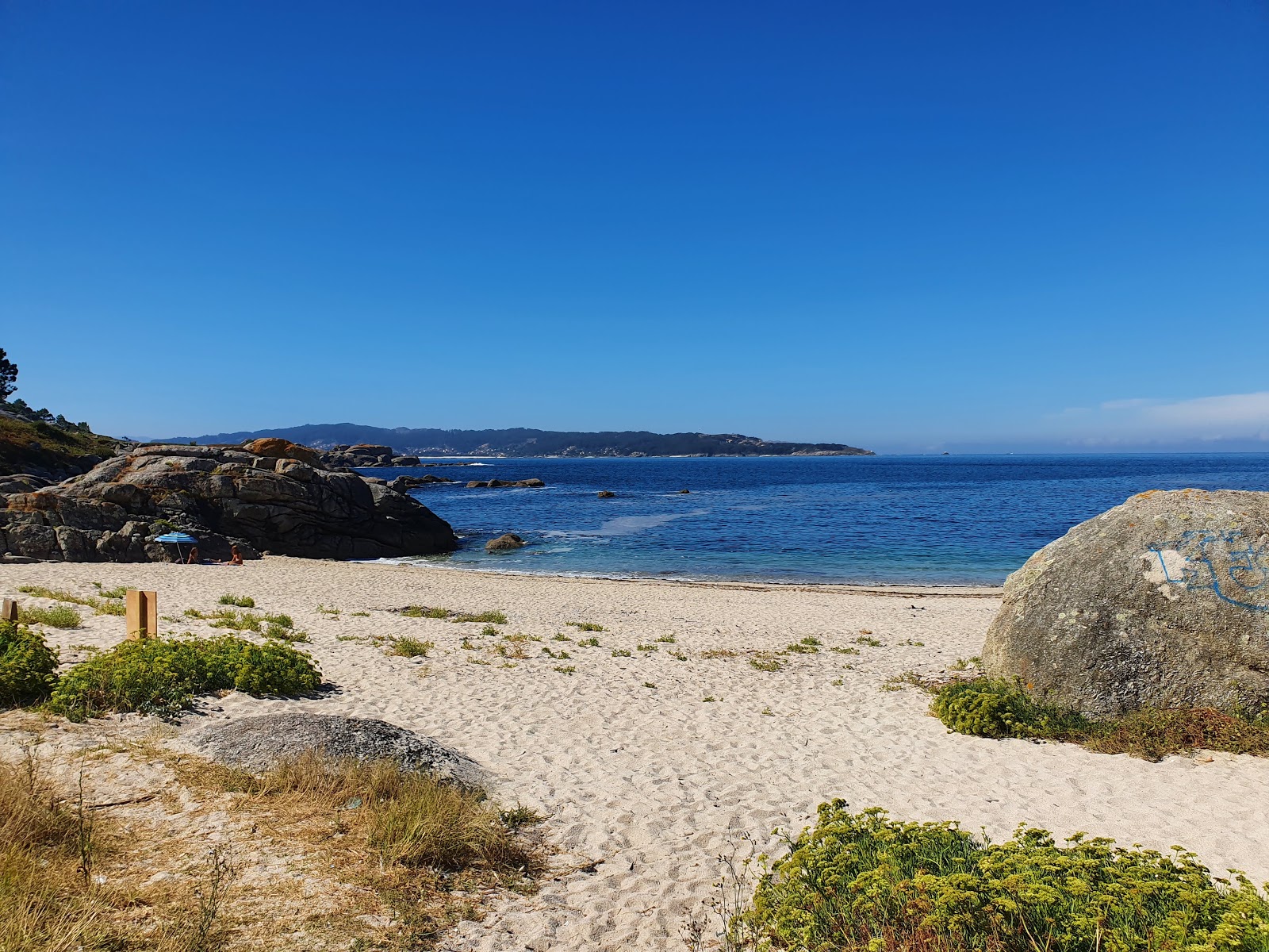 Photo de Praia do Ancoradoiro avec l'eau cristalline de surface