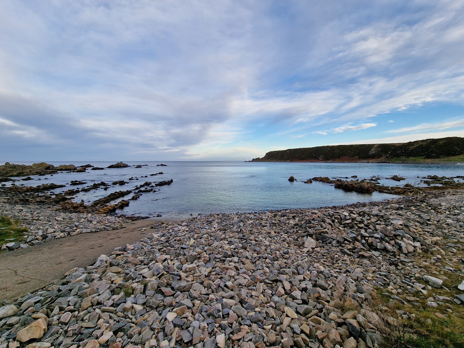 Foto av Salmon Bothy med stenar yta