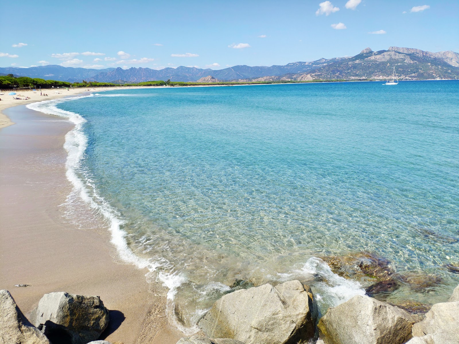 Photo de Riva Di Ponente avec sable lumineux de surface