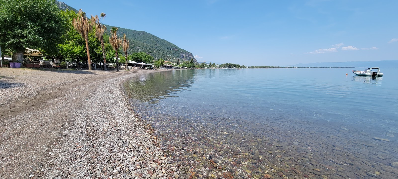 Foto av Agios Panteleimonas med grå sten yta