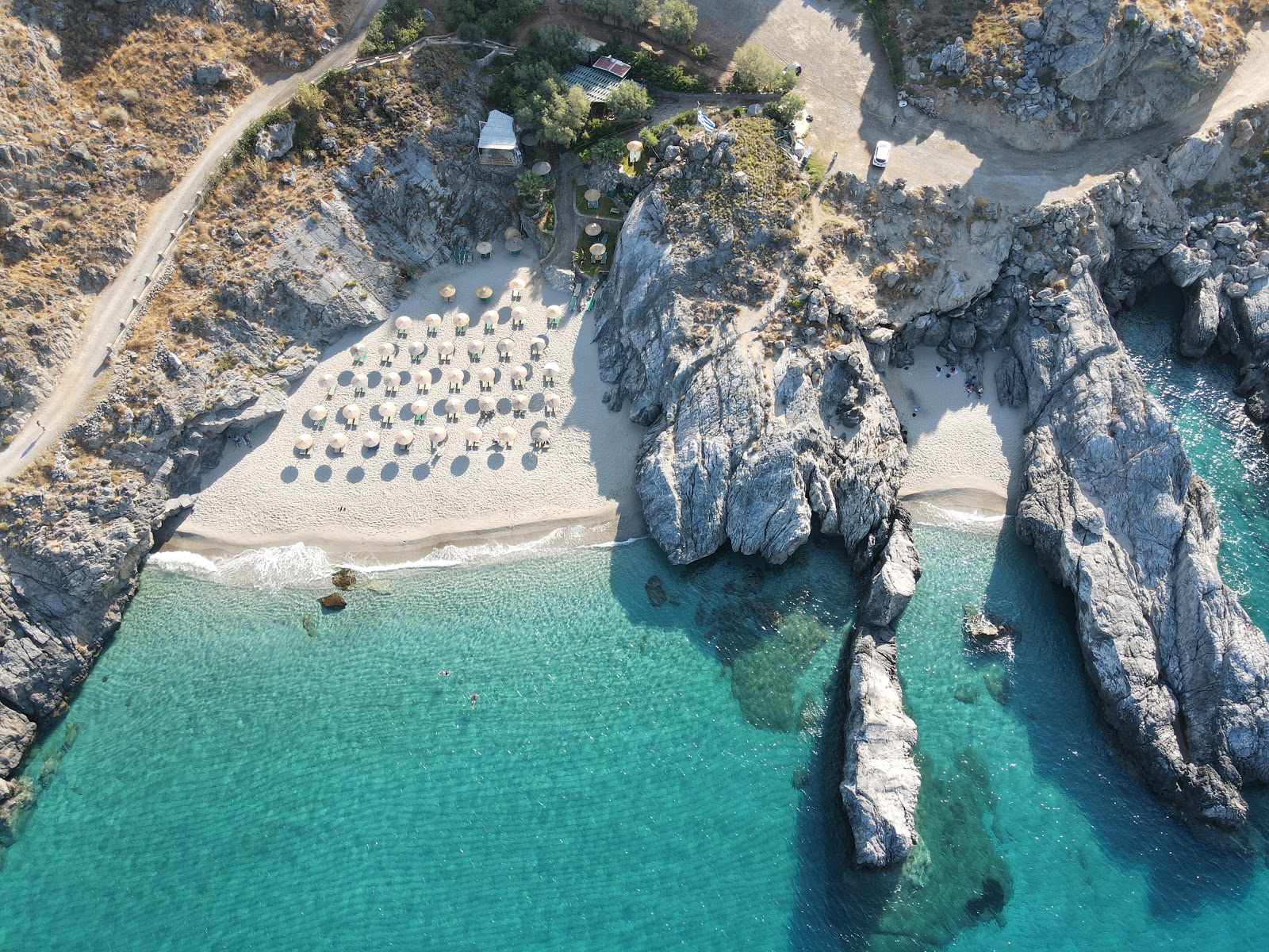 Ammoudaki beach'in fotoğrafı küçük koy ile birlikte