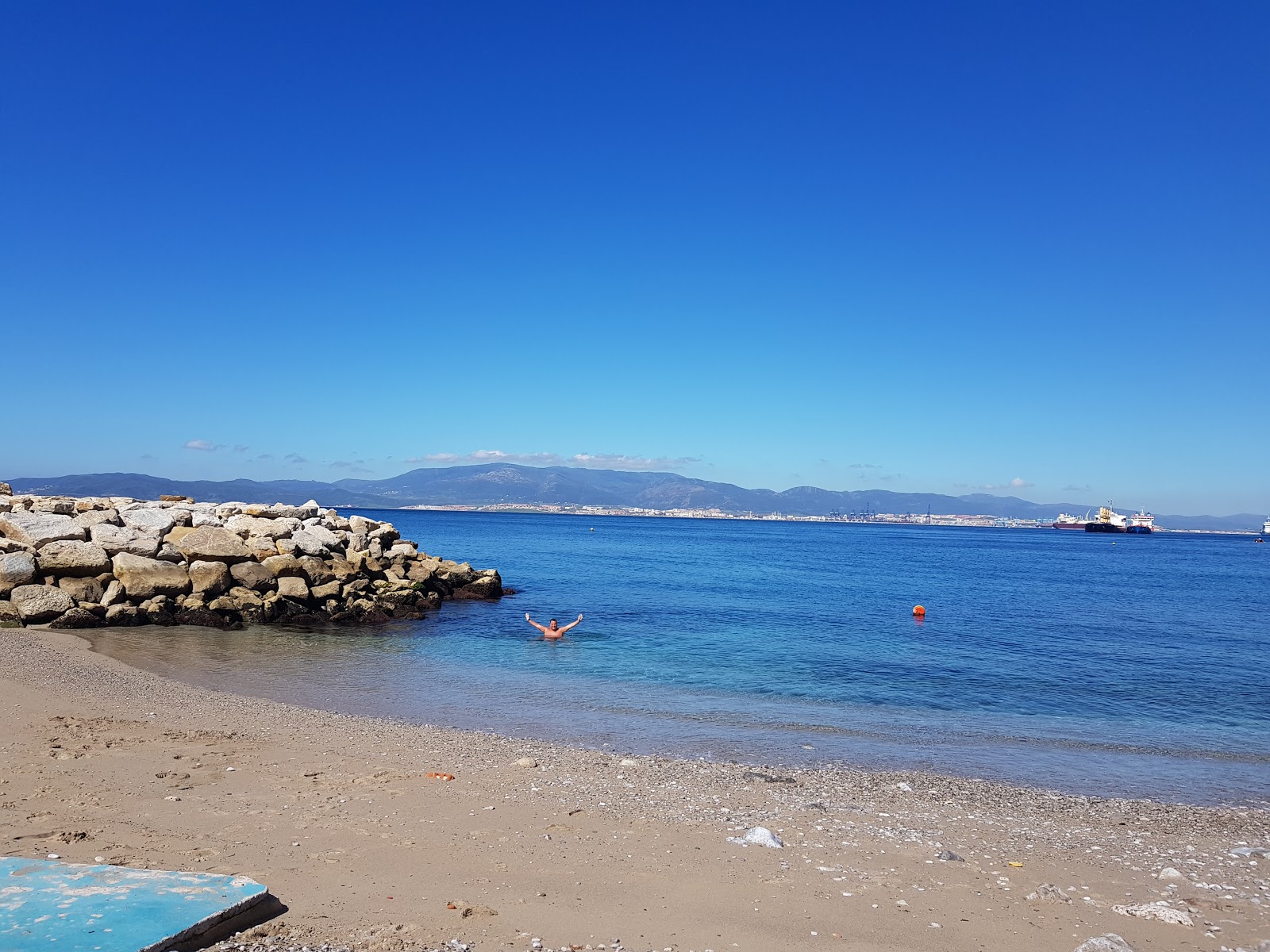 Foto von Camp Bay Beach, Gibraltar umgeben von Bergen
