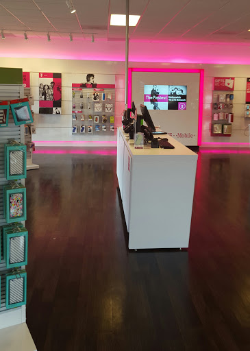 Cell Phone Store «T-Mobile», reviews and photos, 2348 Pineland St, Naples, FL 34112, USA