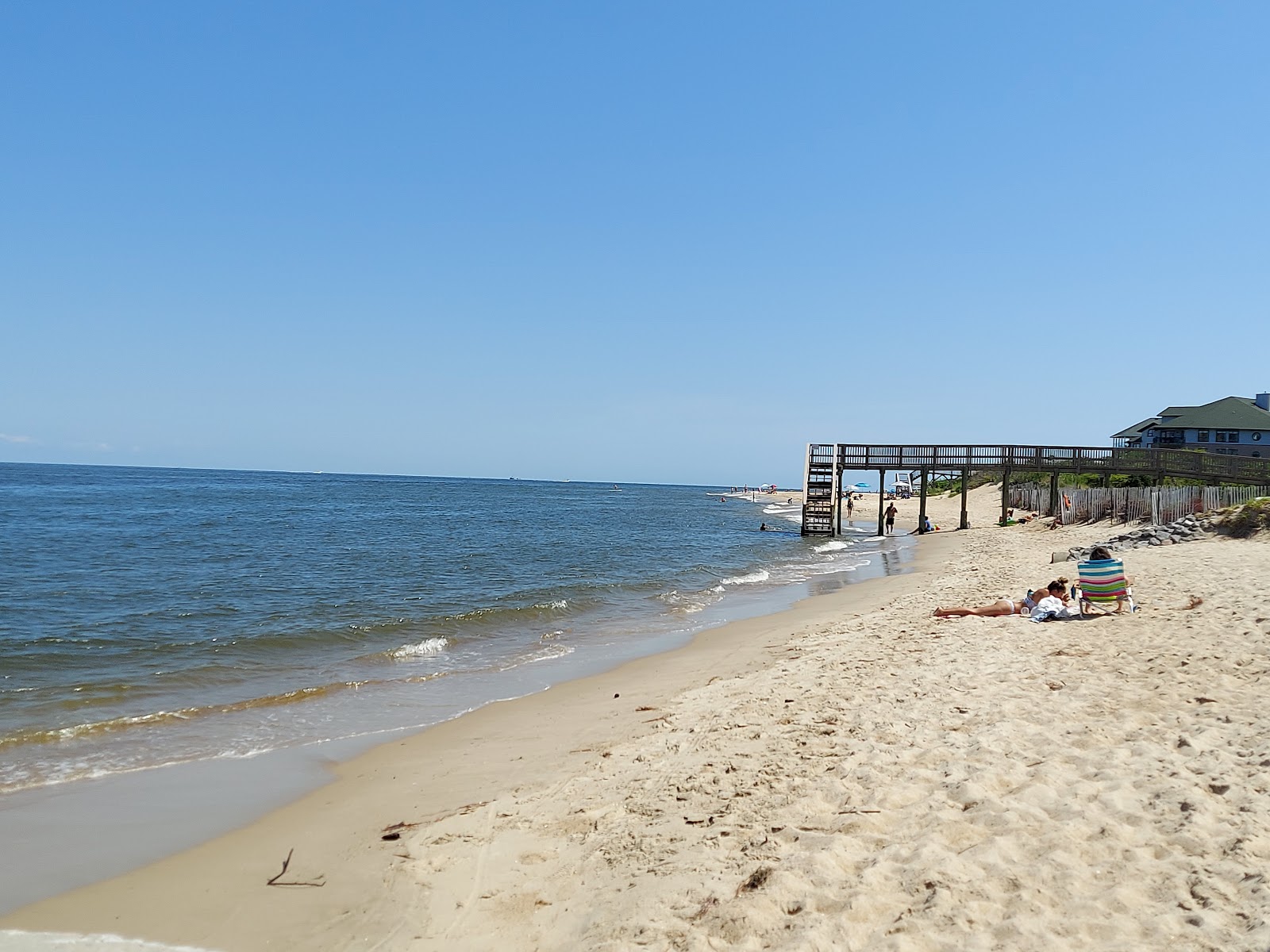 Fotografija Chic's beach z svetel pesek površino