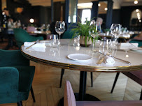 Atmosphère du Restaurant gastronomique Ermitage de Corton à Chorey-les-Beaune - n°9