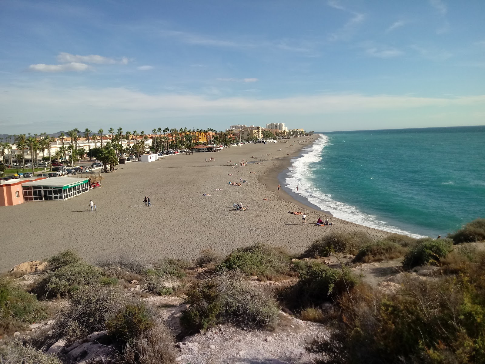 Playas de Salobrena的照片 带有灰色细卵石表面
