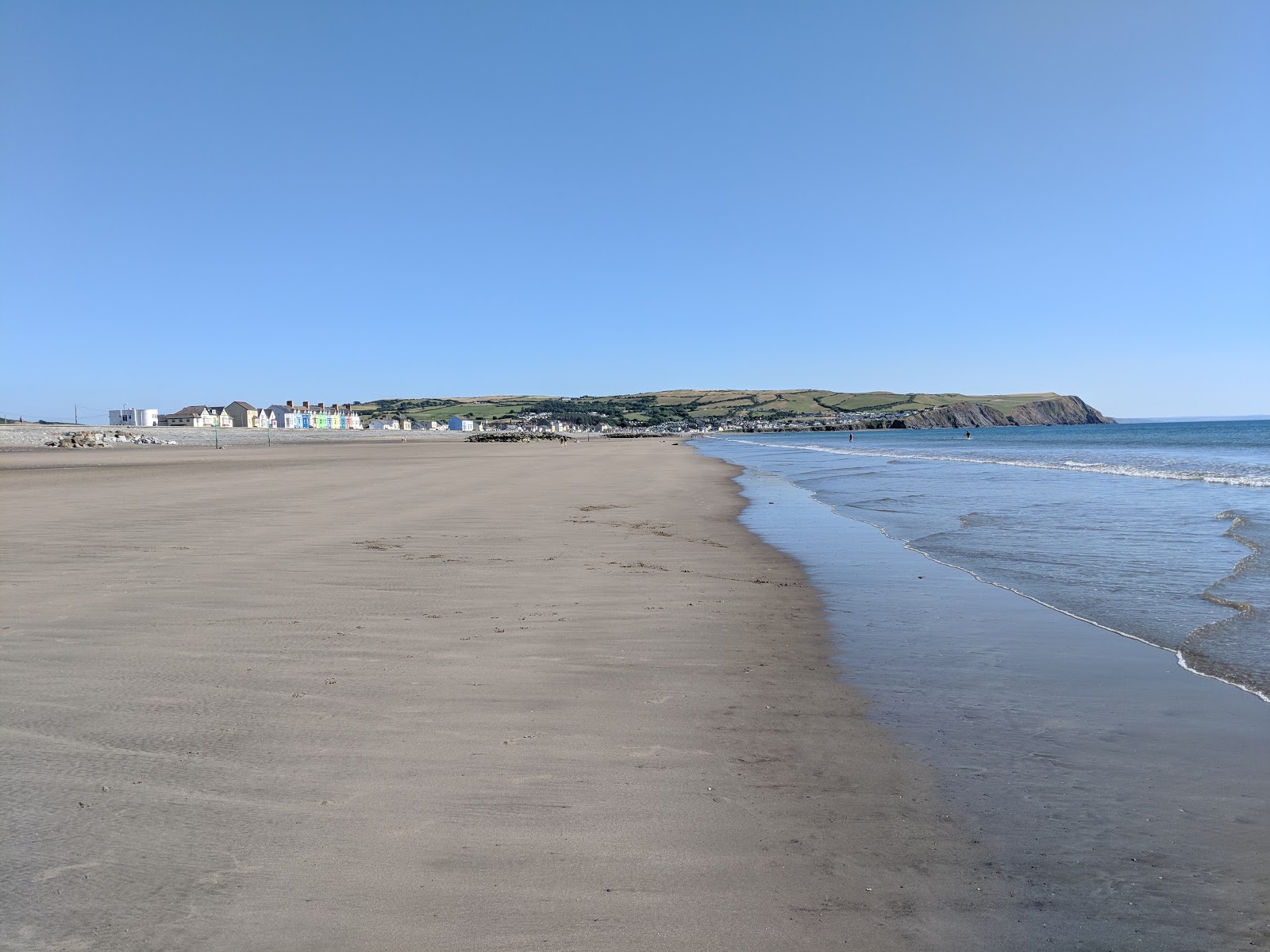 Foto av Borth Beach med grå sand och småstenar yta