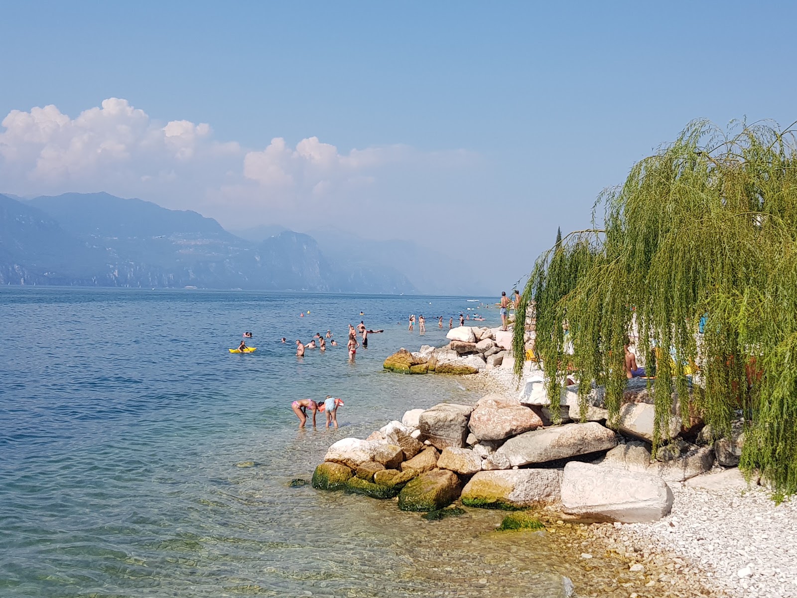 Foto von Torri del Benaco Beach mit lange, gerade küste