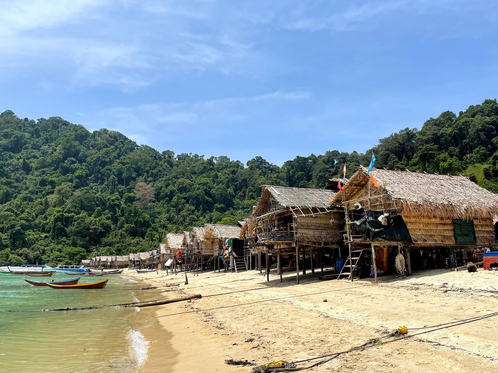 Fotografie cu Moken community beach și peisajul său frumos